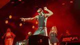 Der nigerianische Superstar Burna Boy lässt es zu später Stunde auf der "Orange Stage" so richtig krachen.