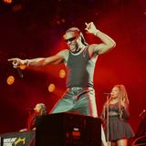 Der nigerianische Superstar Burna Boy lässt es zu später Stunde auf der "Orange Stage" so richtig krachen.