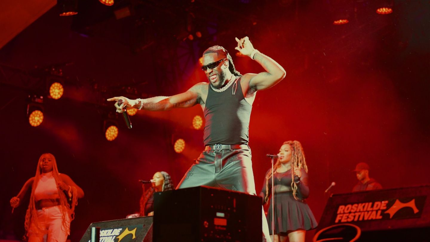 Der nigerianische Superstar Burna Boy lässt es zu später Stunde auf der "Orange Stage" so richtig krachen.