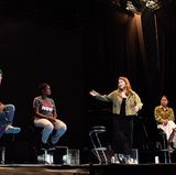 Die Klimaschutz-Aktivistin Luisa Neubauer (2.v.r.) diskutierte auf der sogenannten "Arena Stage" mit Expertinnen aus Uganda. Ecuador und Dänemark über gangbare Wege, dem Ziel globaler Klima-Gerechtigkeit näher zu kommen.