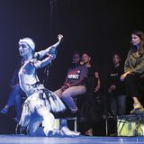 Künstlerische Unterstützung erhielten Neubauer und die anderen Klima-Aktivisten durch eine Tanz-Performance. Die Figur des ölverschmutzten "sterbenden Schwans“ aus "Karneval der Tiere" visualisierte die diskutierten Probleme eindringlich.