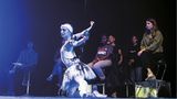 Künstlerische Unterstützung erhielten Neubauer und die anderen Klima-Aktivisten durch eine Tanz-Performance. Die Figur des ölverschmutzten "sterbenden Schwans“ aus "Karneval der Tiere" visualisierte die diskutierten Probleme eindringlich.