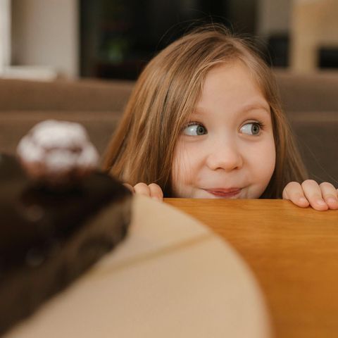 Ein lachendes Kind. Die Kindergrundsicherung soll Leistungen zusammenführen