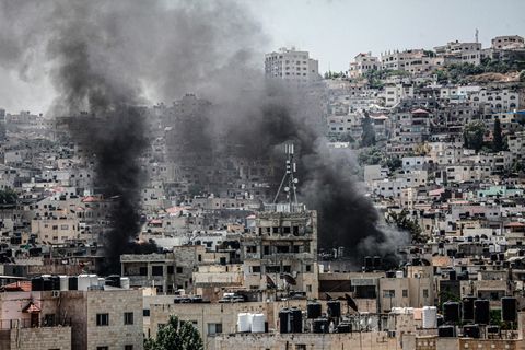 Rauch steigt am Montag über dem Flüchtlingslager Dschenin auf. Israel führt dort eine Militäroffensive durch