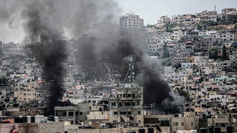 Rauch steigt am Montag über dem Flüchtlingslager Dschenin auf. Israel führt dort eine Militäroffensive durch