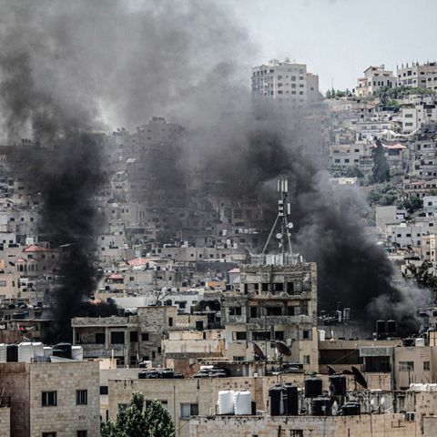 Rauch steigt am Montag über dem Flüchtlingslager Dschenin auf. Israel führt dort eine Militäroffensive durch