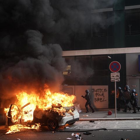Frankreich: Polizisten rücken gegen randalierende Jugendliche vor