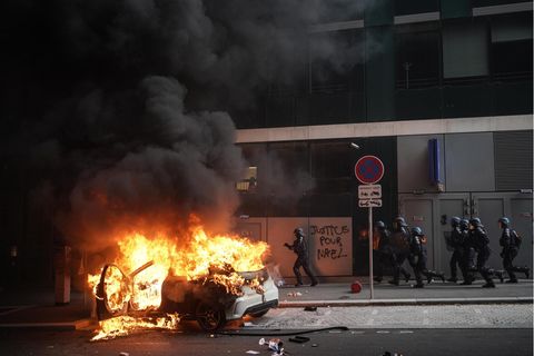 Frankreich: Polizisten rücken gegen randalierende Jugendliche vor