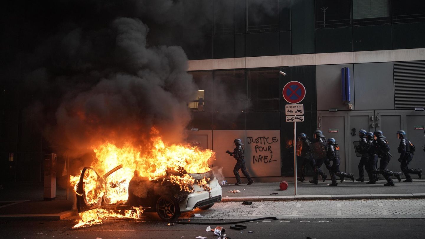 Frankreich: Polizisten rücken gegen randalierende Jugendliche vor