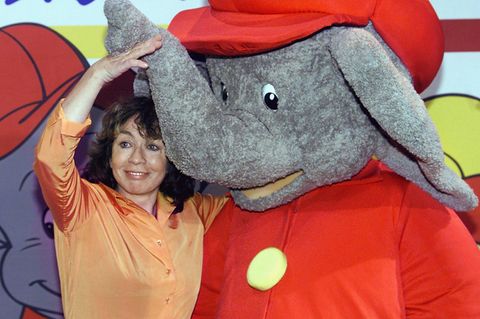 VOE STERN 25/2015 Die Erfinderin des vor allem bei Kindern beliebten Elefanten Benjamin Blümchen, Elfie Donnelly, hebt am 28.11.2001 in Berlin den Rüssel eines übergroßen Exemplars der Figur an. Mit zahlreichen Jubiläumsveranstaltungen und einer neuen Z...
