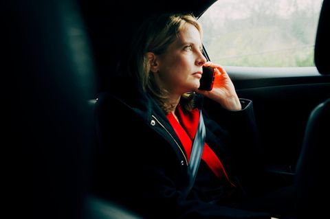 Verena Hubertz am Telefon im Auto