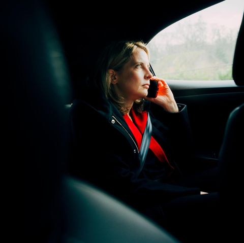 Verena Hubertz am Telefon im Auto