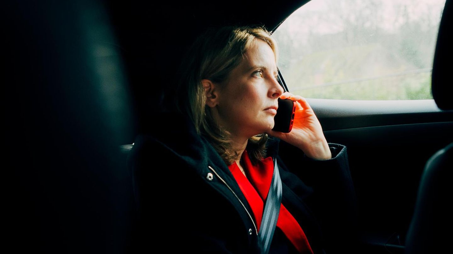 Verena Hubertz am Telefon im Auto