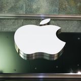 Rang 1: Apple  An der Spitze aber thront weiter Apple. Die Aktie erreichte zuletzt ein Allzeithoch. Der iPhone-Konzern hat seinen Börsenwert binnen sechs Monaten von 2,1 Billionen auf sagenhafte 3,1 Billionen Dollar gesteigert.