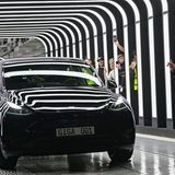 Rang 7: Tesla  Die Tesla-Aktie ist wieder im Aufwind und zurück in den Top-Ten. Börsenwert von Elon Musks Elektroautounternehmen: 830 Milliarden Dollar.