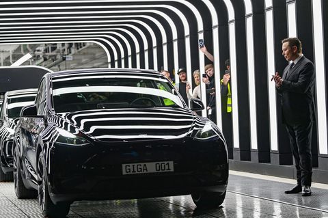 Rang 7: Tesla  Die Tesla-Aktie ist wieder im Aufwind und zurück in den Top-Ten. Börsenwert von Elon Musks Elektroautounternehmen: 830 Milliarden Dollar.