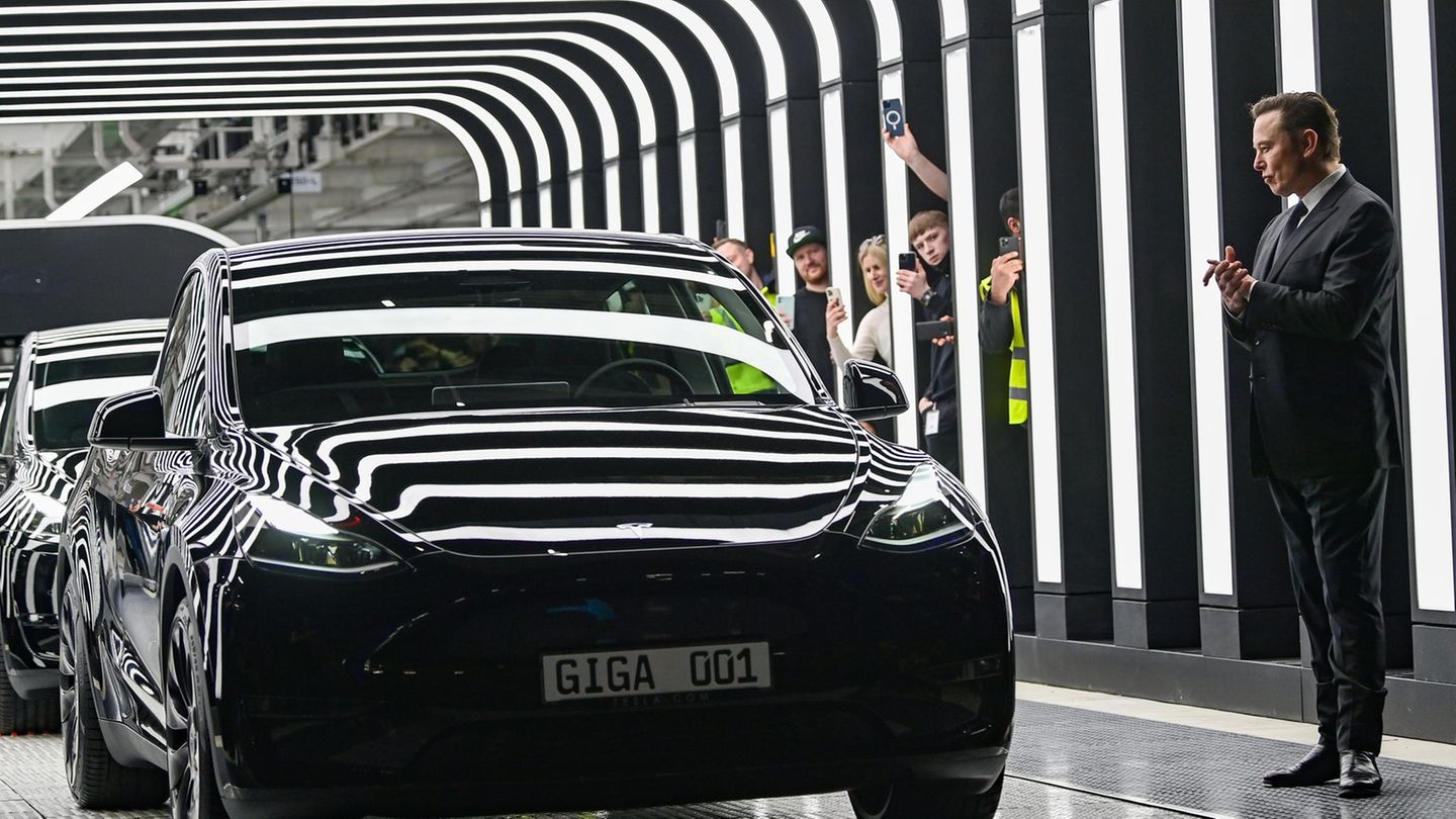 Rang 7: Tesla  Die Tesla-Aktie ist wieder im Aufwind und zurück in den Top-Ten. Börsenwert von Elon Musks Elektroautounternehmen: 830 Milliarden Dollar.