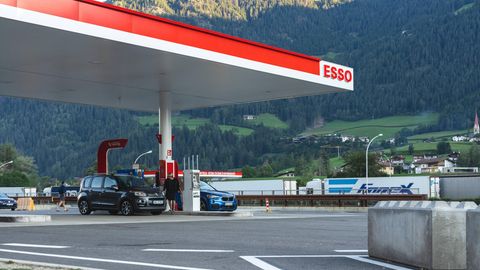 Esso-Tankstelle an der italienischen Grenze, Italien ist beliebtes Reiseland in den Sommerferien