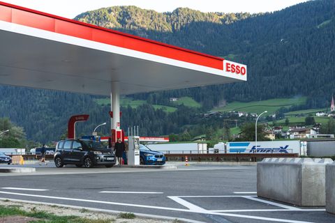 Esso-Tankstelle an der italienischen Grenze, Italien ist beliebtes Reiseland in den Sommerferien