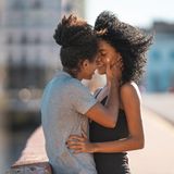 Paar küsst und kuschelt