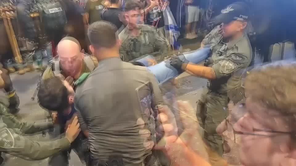 Video: Israel: Regierungskritiker versuchen Flughafen-Blockade Video: Israel: Regierungskritiker versuchen Flughafen-Blockade