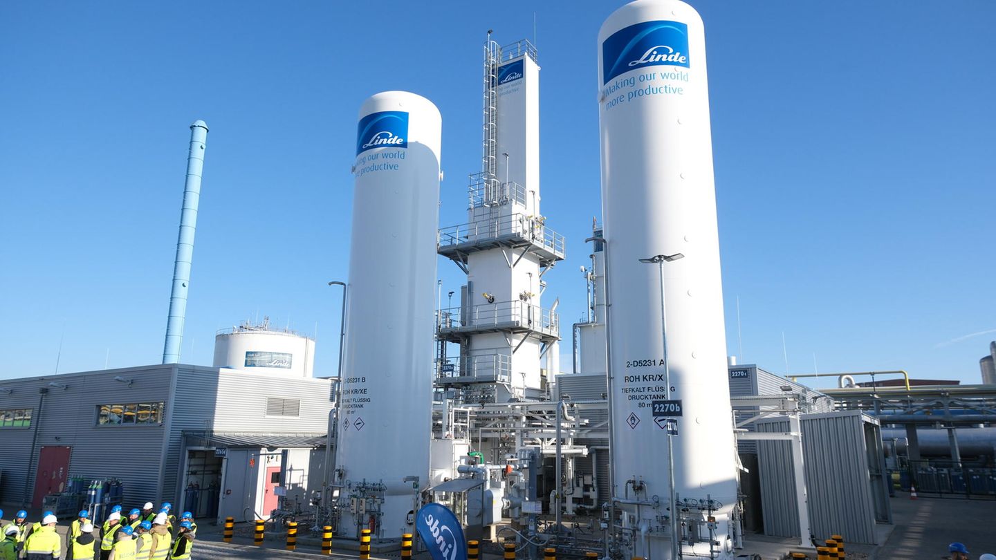 Rang 57: Linde  Und noch ein gefühlter deutscher Vertreter: Der Industriegasekonzern Linde (hier eine Produktionsanlage in Leuna, Sachsen-Anhalt) hat seit der Fusion mit Praxair allerdings seinen Hauptsitz in Irland. Börsenwert: 187 Milliarden Dollar.