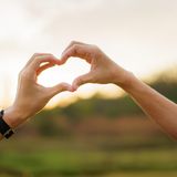 Paar formt Herz mit den Händen