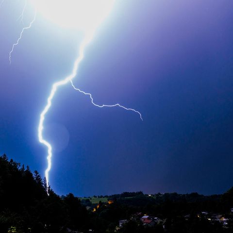 Gewitter: Blitz über Hügellandschaft