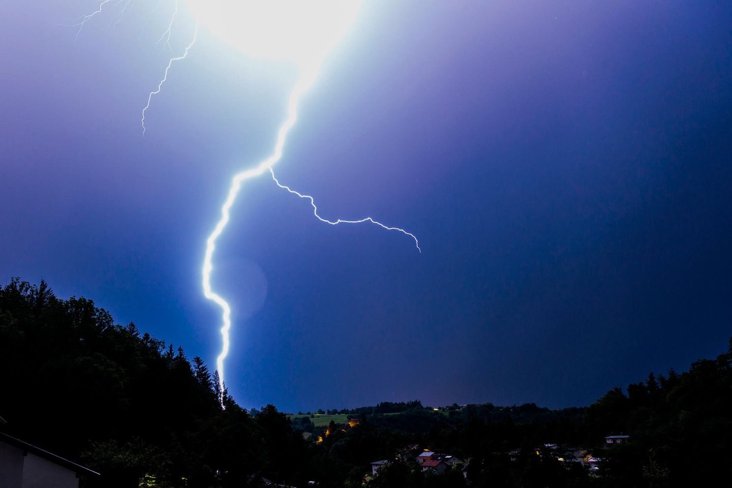 Gewitter: Blitz über Hügellandschaft