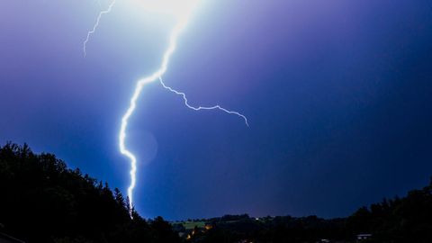 Gewitter: Blitz über Hügellandschaft