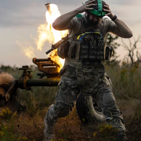 Ein Soldat feuert mit seiner Haubitze in Richtung russischer Stellungen bei Bachmut im Osten der Ukraine