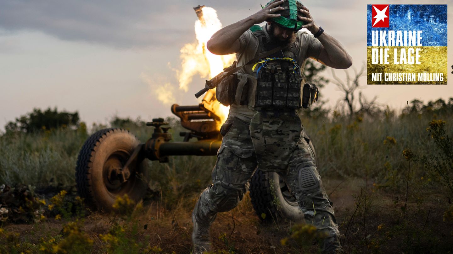 Ein Soldat feuert mit seiner Haubitze in Richtung russischer Stellungen bei Bachmut im Osten der Ukraine