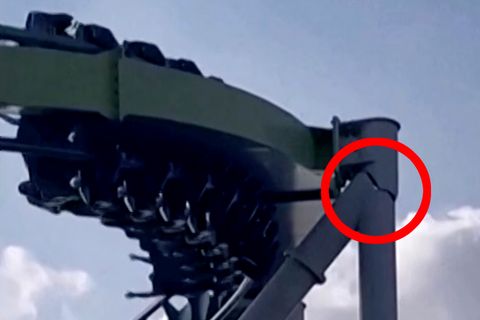 An einer Achterbahn in den USA zeigt sich ein Riss, während die Waggons vorbeifahren