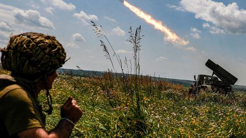 Ukrainische Truppen feuern mit einem Raketenwerfer der Sowjetära.