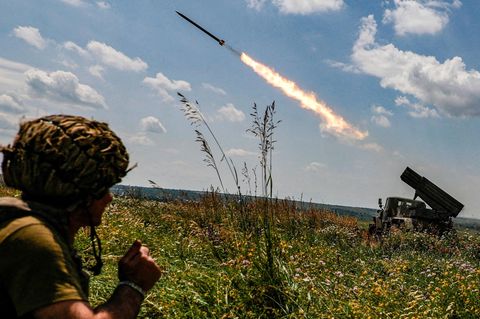 Ukrainische Truppen feuern mit einem Raketenwerfer der Sowjetära.
