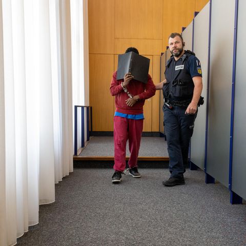 Illerkirchberg-Messerstecher Okba Michael B. wird in den Saal des Landgerichts Ulm geführt
