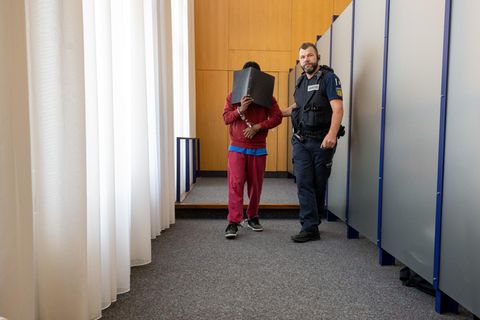 Illerkirchberg-Messerstecher Okba Michael B. wird in den Saal des Landgerichts Ulm geführt