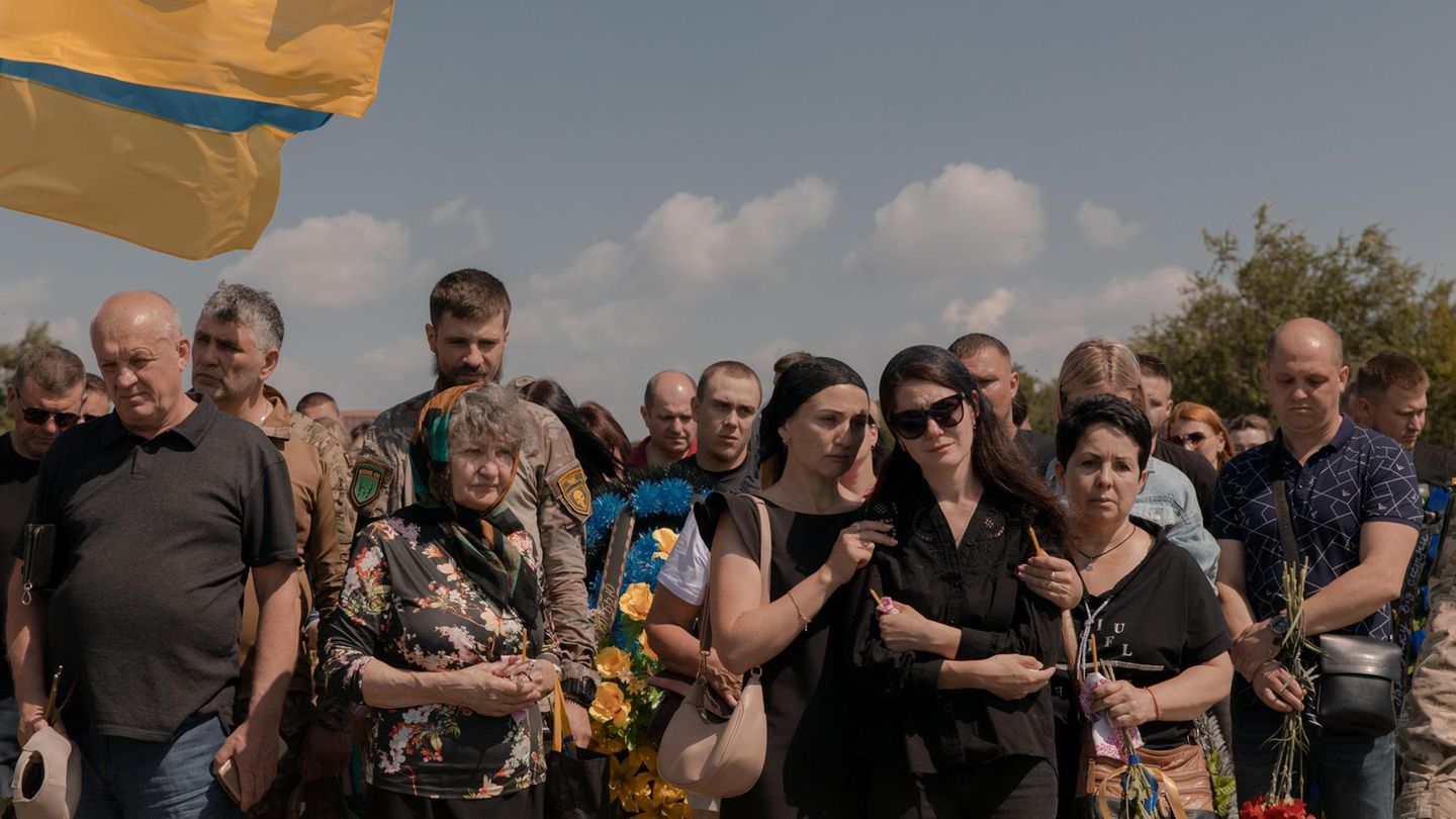 Ukraine: Angehörige bei Beerdigung