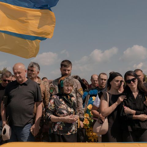 Ukraine: relatives at funeral