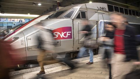 Reisende kommen mit einem SNCF Zug am Bahnhof Montparnasse an