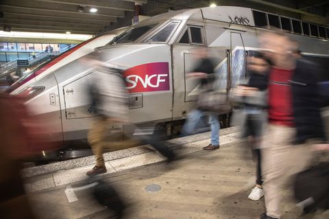 Reisende kommen mit einem SNCF Zug am Bahnhof Montparnasse an