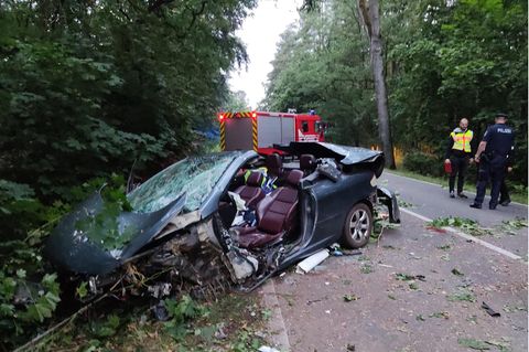 Brandenburg: Rettungskräfte sind an einer Unfallstelle bei Schönberg