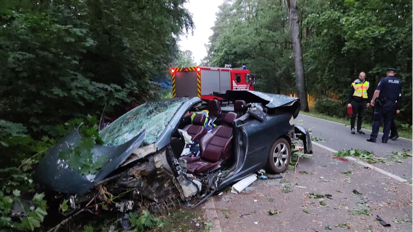 Brandenburg: Rettungskräfte sind an einer Unfallstelle bei Schönberg