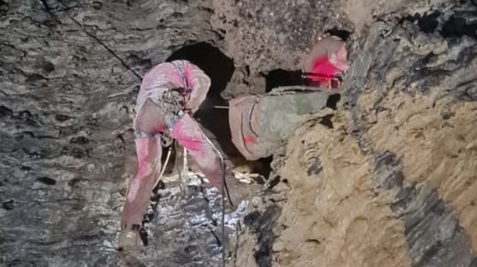 Italien: Rettungskräfte bei der Bergung der verletzten Höhlenkletterin in der Höhle Buena Fonteno