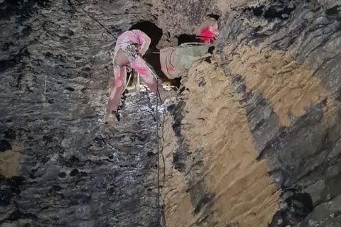 Italien: Rettungskräfte bei der Bergung der verletzten Höhlenkletterin in der Höhle Buena Fonteno