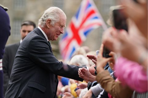 König Charles begrüßt die Menschenmenge in Schottland zu seiner Zweitkrönung