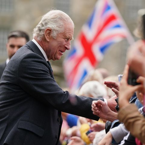 König Charles begrüßt die Menschenmenge in Schottland zu seiner Zweitkrönung