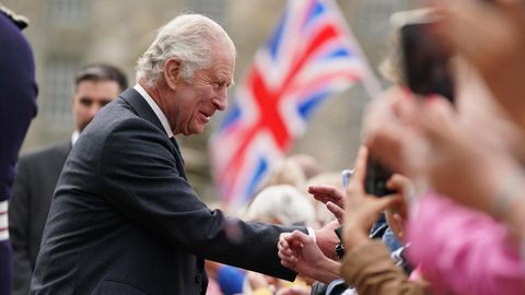 König Charles begrüßt die Menschenmenge in Schottland zu seiner Zweitkrönung