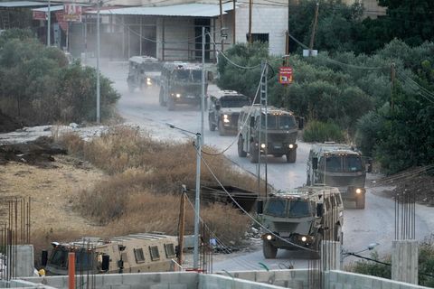 Ein Konvoi von Armeefahrzeugen während des israelischen Militäreinsatzes in Dschenin