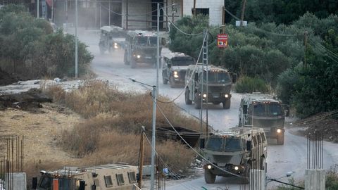Ein Konvoi von Armeefahrzeugen während des israelischen Militäreinsatzes in Dschenin
